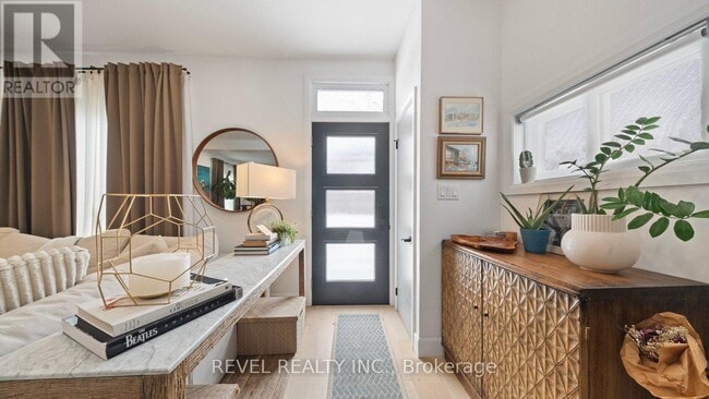 Building Photo - 128 Cayuga St