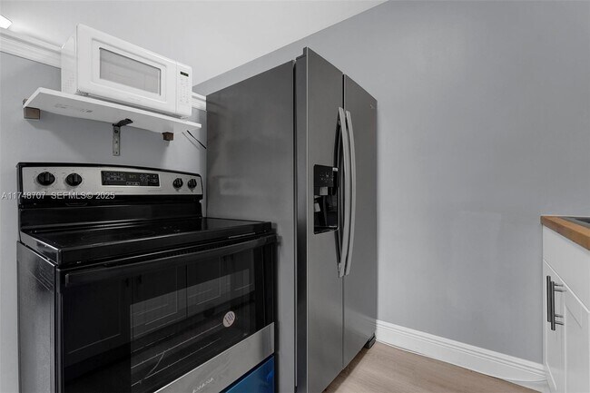 Building Photo - 1120 SW 30th St