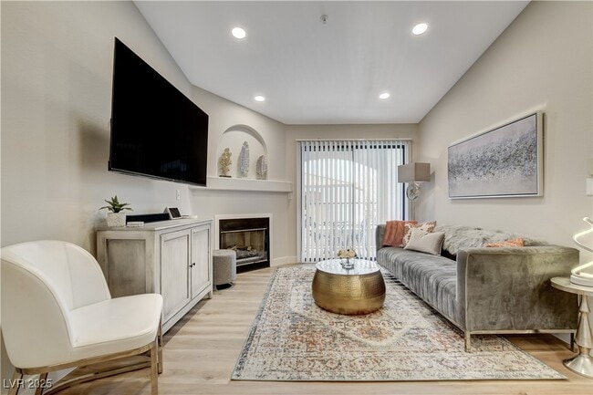 Foto del edificio - 950 Seven Hills Dr