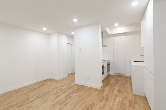 Building Photo - 2100 Rue du Fort