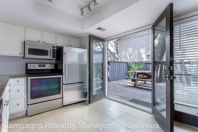 Foto del edificio - 10203 Regal Oaks Dr