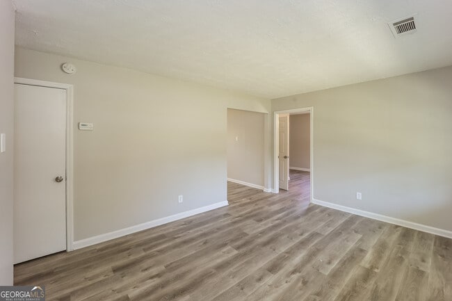 Foto del edificio - 8143 Huntington Dr