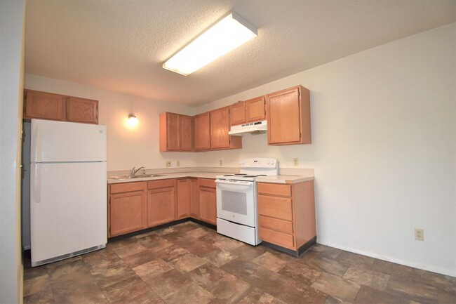 Building Photo - Top Floor Two Bedroom! Great Cental Location
