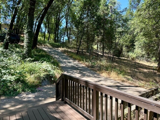 Building Photo - Charming 3 Bedroom 2 Bathroom Home Off Tyl...
