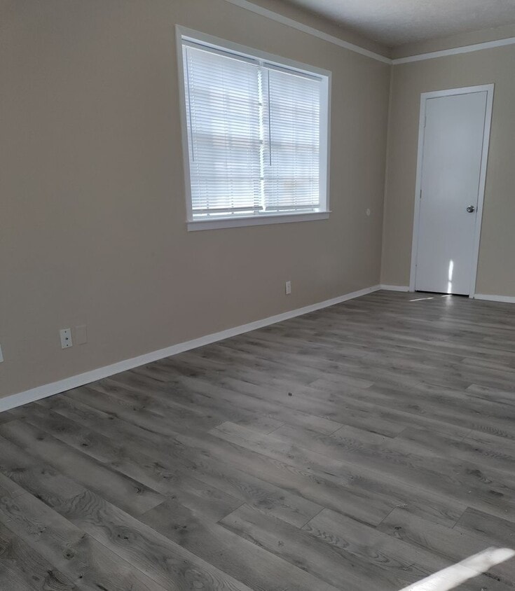 Building Photo - 213 Mounts Ave