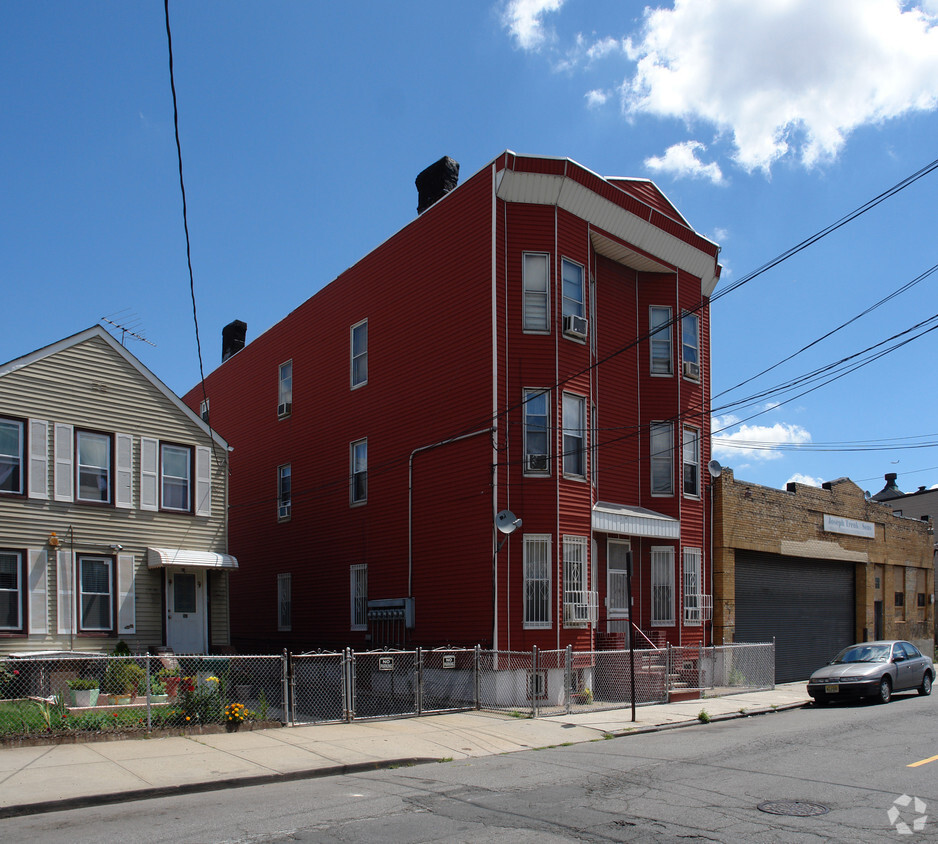 Building Photo - 169 Thomas St