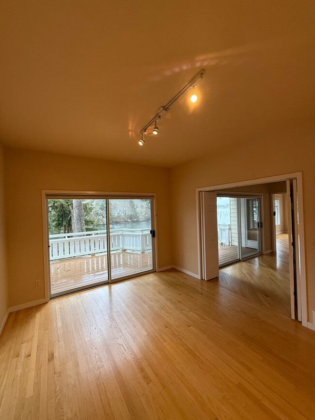 Building Photo - Spacious Two Bedroom Condo With Breathtaki...