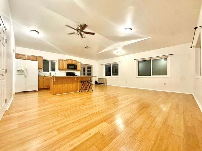 Building Photo - Spacious 1 bedroom, No pets