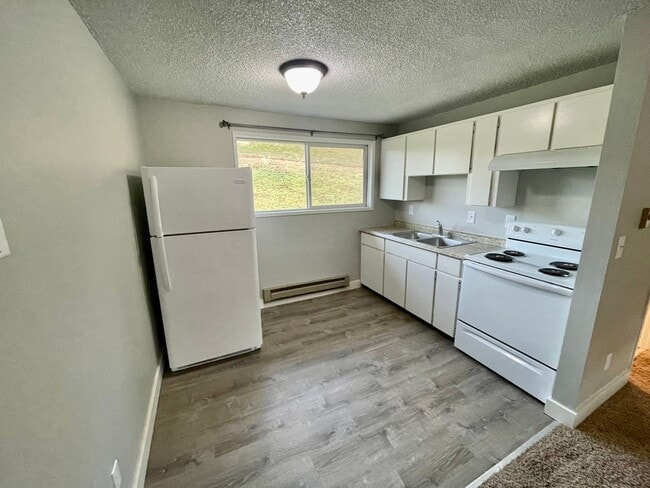 Building Photo - Freshly Updated Studio Apartment with Util...