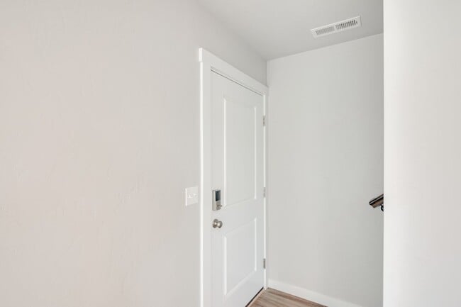 Building Photo - Beautiful 2 Bedroom Cottage Available!