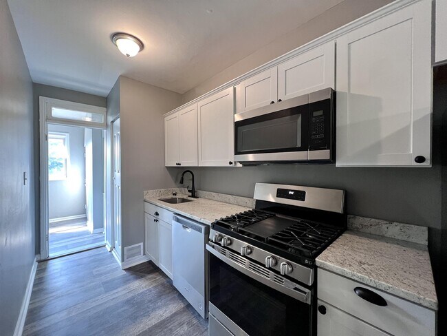 Building Photo - 1329 Adams St NE