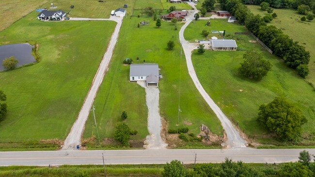 Foto del edificio - Modern Comfort on 1 Acre in Coweta – Available Now!