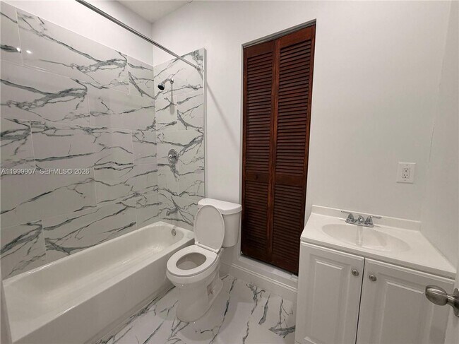 Foto del edificio - 2804 NW 7th Ct