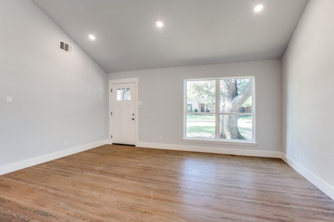 Foto del edificio - 6147 Ravendale Ln