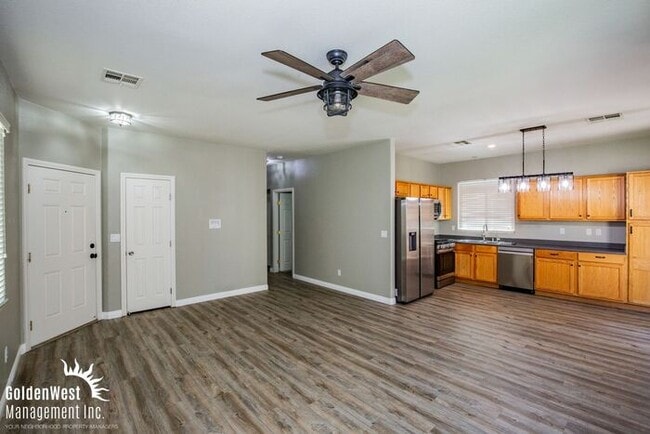 Building Photo - Bright and Modern 3Bdm 2Ba Home with Covered Patio in Centennial!