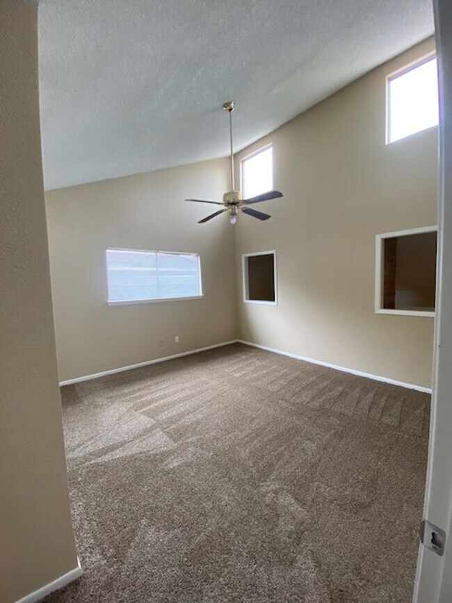 Foto del edificio - Come and view this open floor plan with much potential. Formal and dining room, granite counters,...