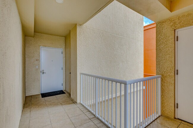Building Photo - 2640 Lake Shore Dr