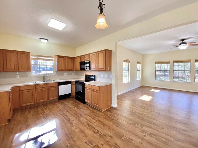 Foto del edificio - 910 Tall Pines Dr
