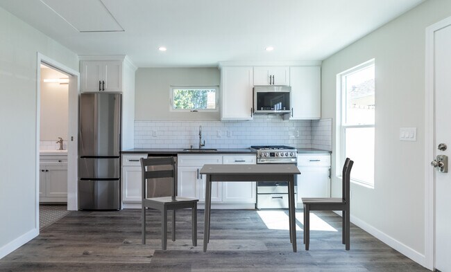 Foto del edificio - 8423 Barnsley Ave