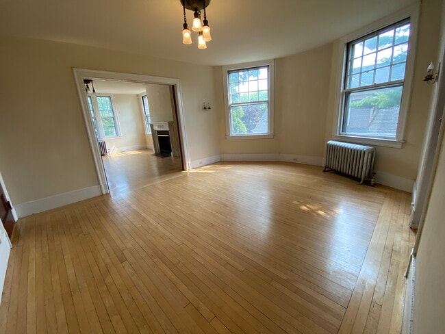 Building Photo - 267 Crescent St