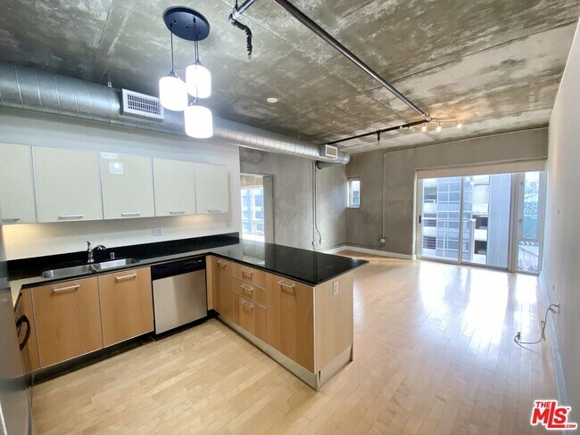 Foto del edificio - 645 W 9th St