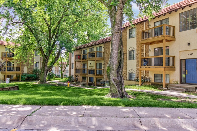 Foto del edificio - El Chaparral Apartments