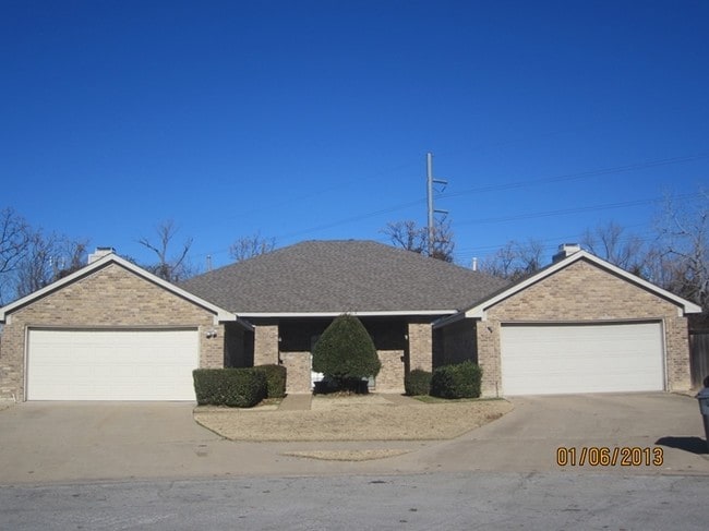 Foto del edificio - 12015-12037 Leisure Way