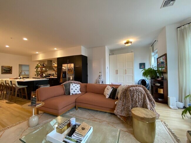 Foto del edificio - 877 Harrison Ave