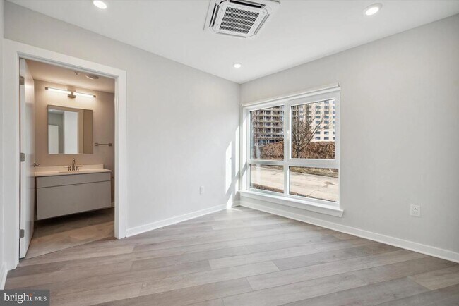 Foto del edificio - 3449 Scotts Ln