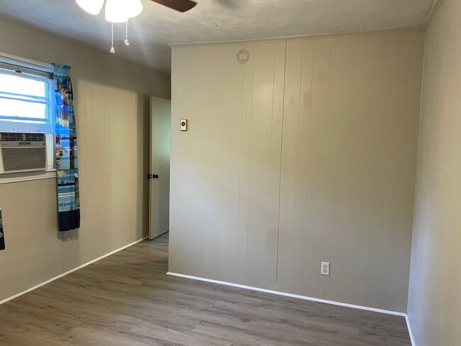 Building Photo - 1380