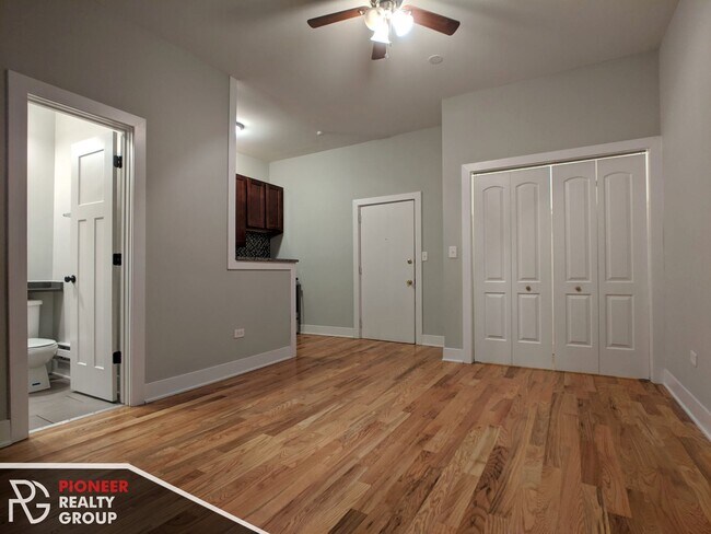 Foto del edificio - 633 W Barry Ave