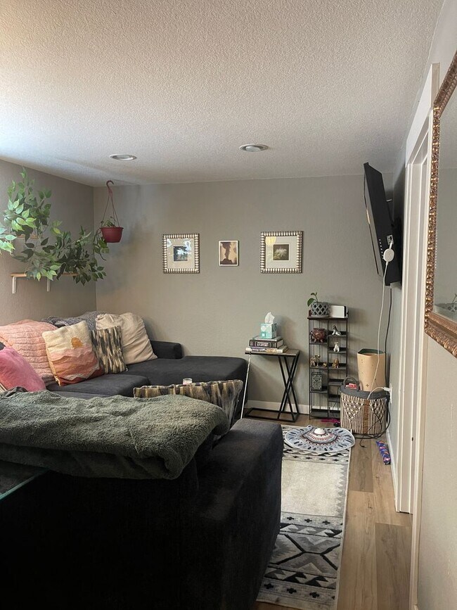 Foto del edificio - Updated 2 Bedroom 1 Bathroom Lower Level Apartment in Bungalow in Denver's Barnum Neighborhood