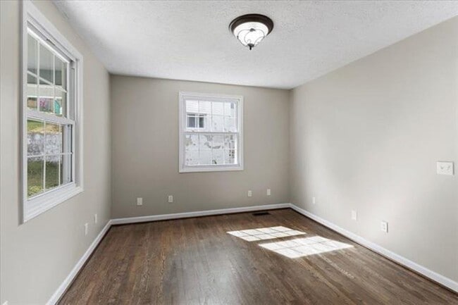 Building Photo - Radford, 3 BR / 2 BA, Available NOW