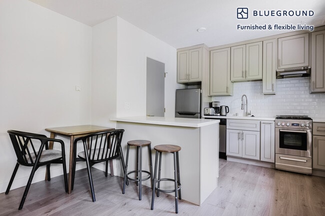 Building Photo - 4136 Grand View Blvd