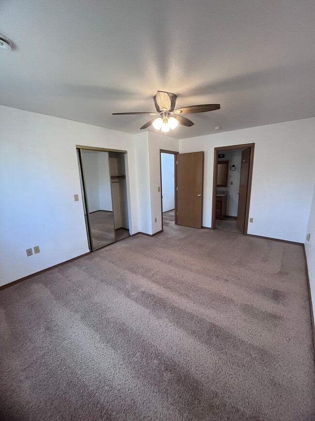 Building Photo - 3 Bed/ 1 Bath/ 1 Car Garage in North Pole,...