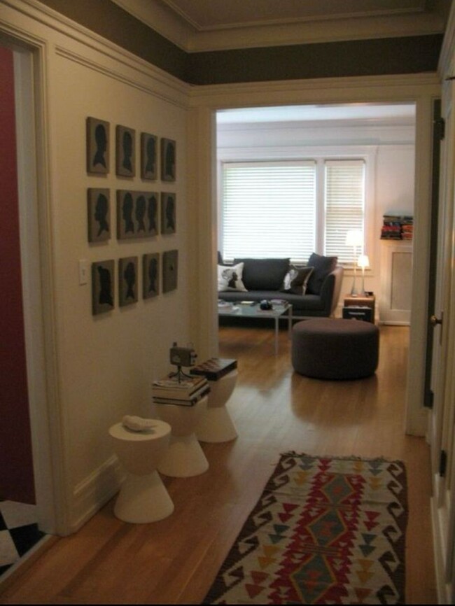 Building Photo - Timeless Queen Anne Condo with Modern Amen...