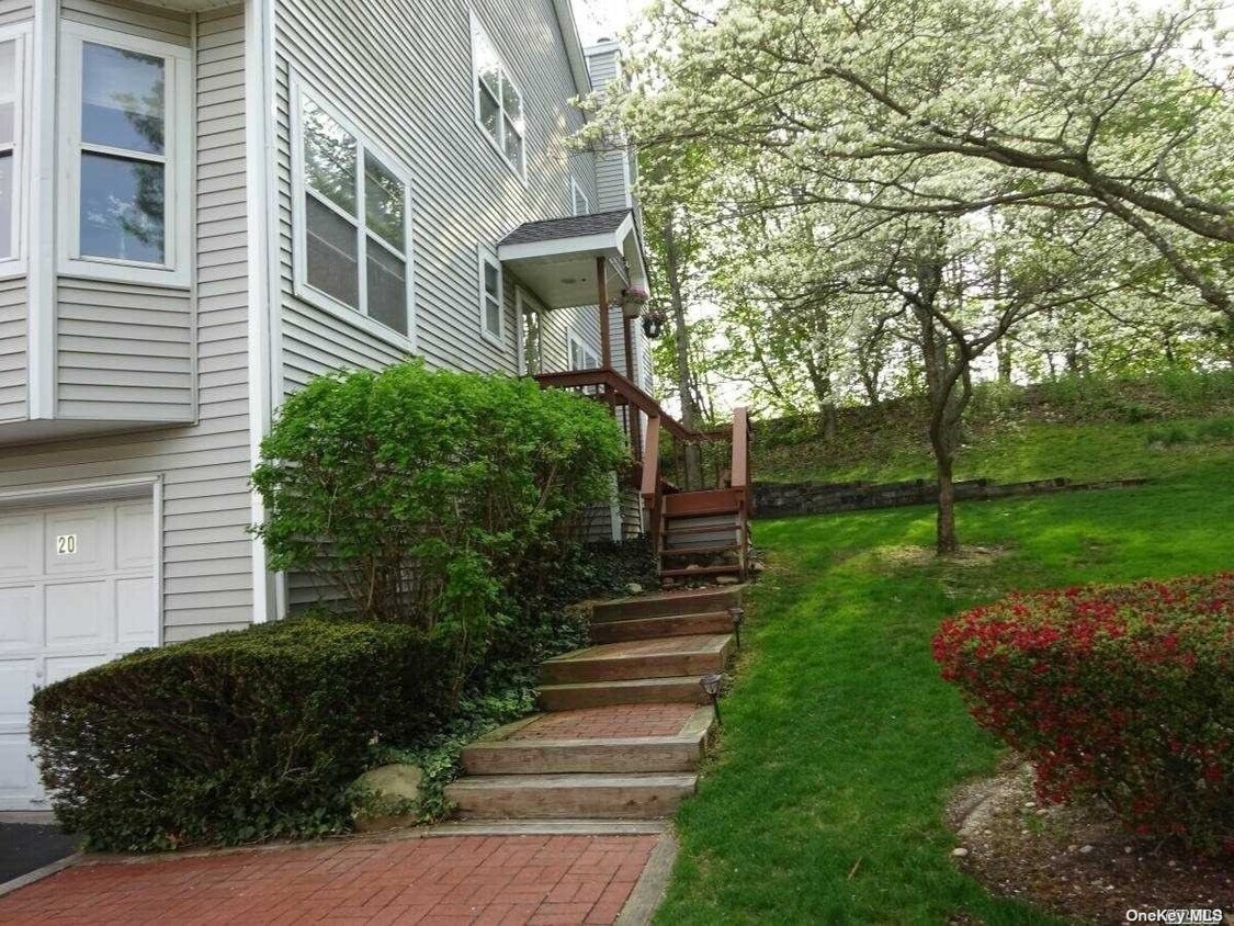 Primary Photo - 20 Leeward Ct