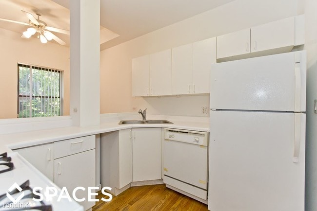 Building Photo - 723 W Briar Pl