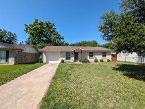 Building Photo - 401 Redbud Ln