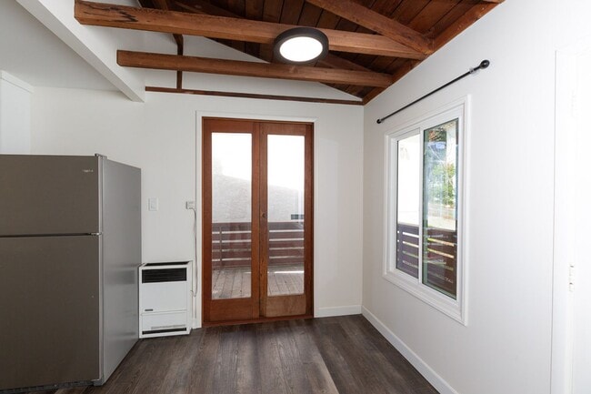 Building Photo - 1 Bedroom Home in South Mission Hills, San Diego