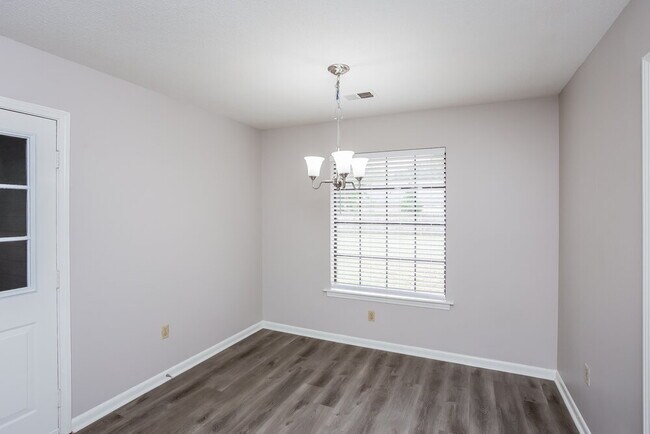 Foto del edificio - 7327 Mallard Creek Dr