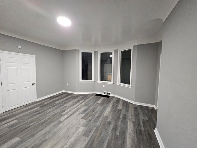 Building Photo - Newly updated 2 bedroom 1 bsth apartment i...