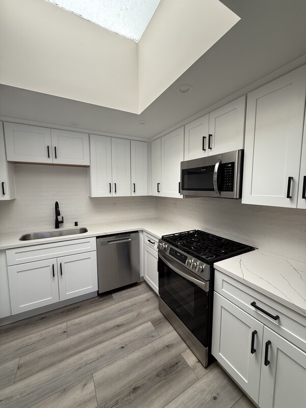 Foto del edificio - 7629 Girard Ave