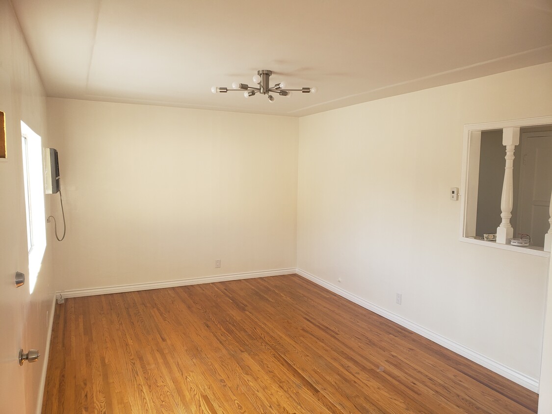 Primary Photo - 731 E Providencia Ave