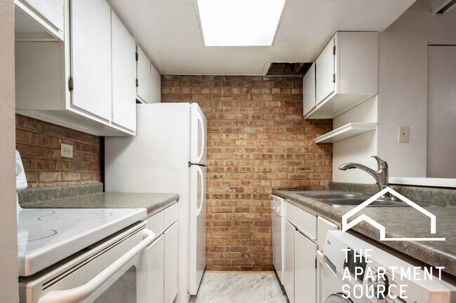 Building Photo - 938 W Wolfram St
