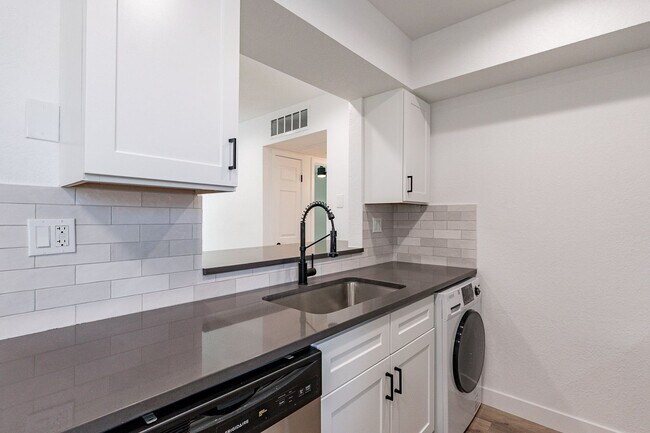 Foto del edificio - Euclid &amp; 10th Apartments