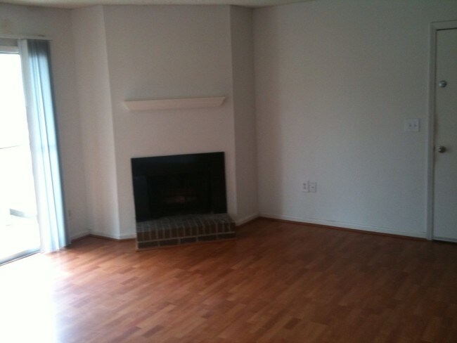 Foto del edificio - 1402 Camp Rd
