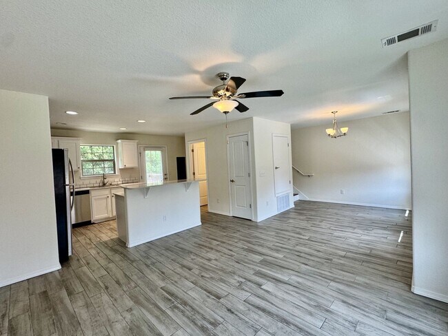Foto del edificio - Nice 2 bedroom townhome close to I-49