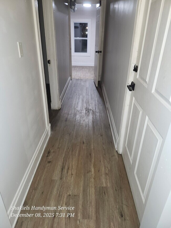 Pasillo - 6216 Elmwood Ave