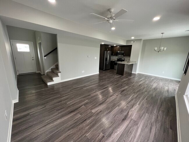 Vista de la cocina/sala de estar - 2035 Country View Ct